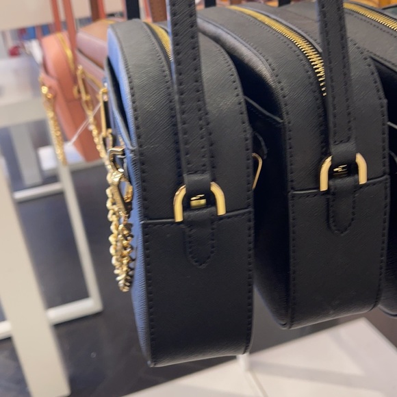 Michael Kors Jet Set Item Large East West Zip Chain Black Crossbody Bag
leathers - Picture 6 of 12